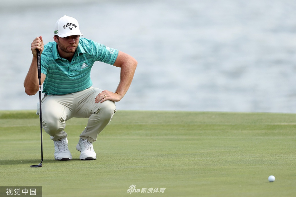 萨姆-伯恩斯在果岭旁凝神观察推杆线路，眼神专注，手握领先优势的他正为决赛轮做最后准备。