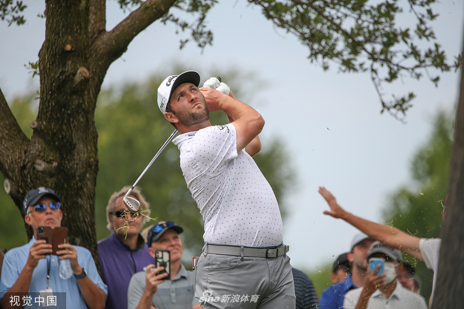 肖尔-舒瓦泽尔在沙坑中优雅救球，沙砾飞扬瞬间展现出高超的短杆技巧，他正为跻身领先榜前列而战。