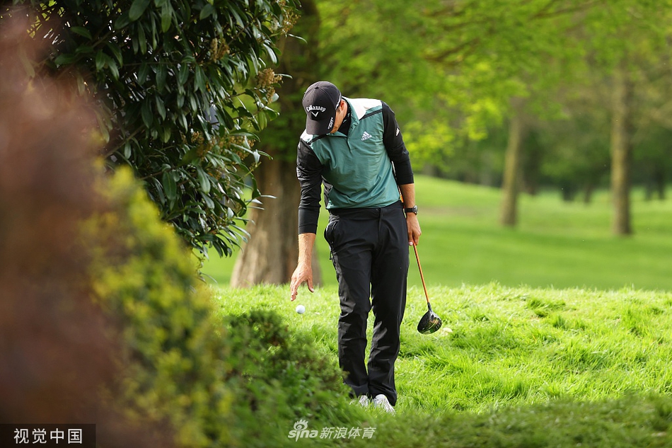 夕阳下，米格里奥兹独自在练习果岭抛球，身影坚韧而专注，体现了职业运动员的素养。