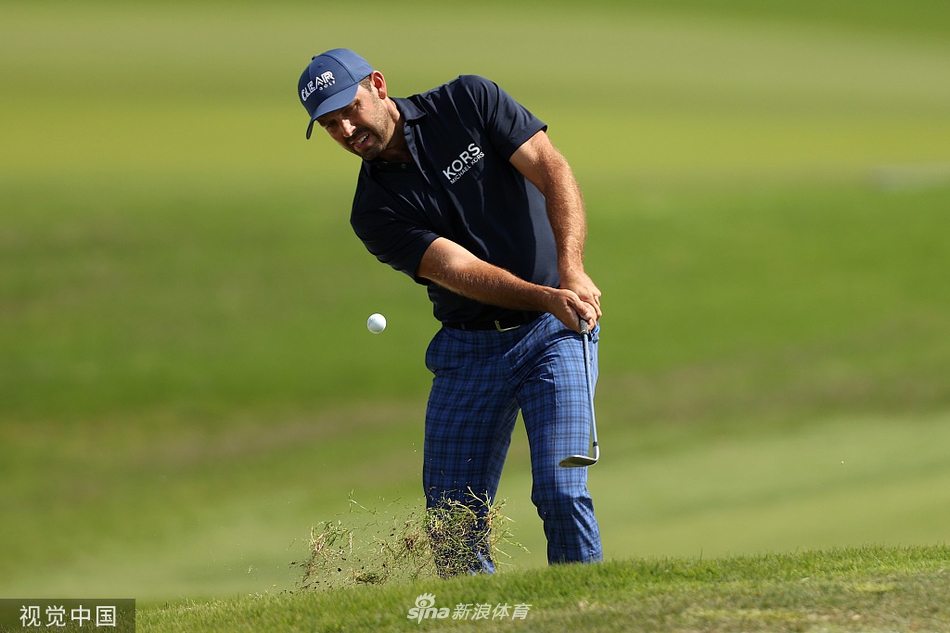 布赖森-德尚博专注地研读果岭推杆线路，这位以科学分析著称的球员正在计算最佳击球方案。