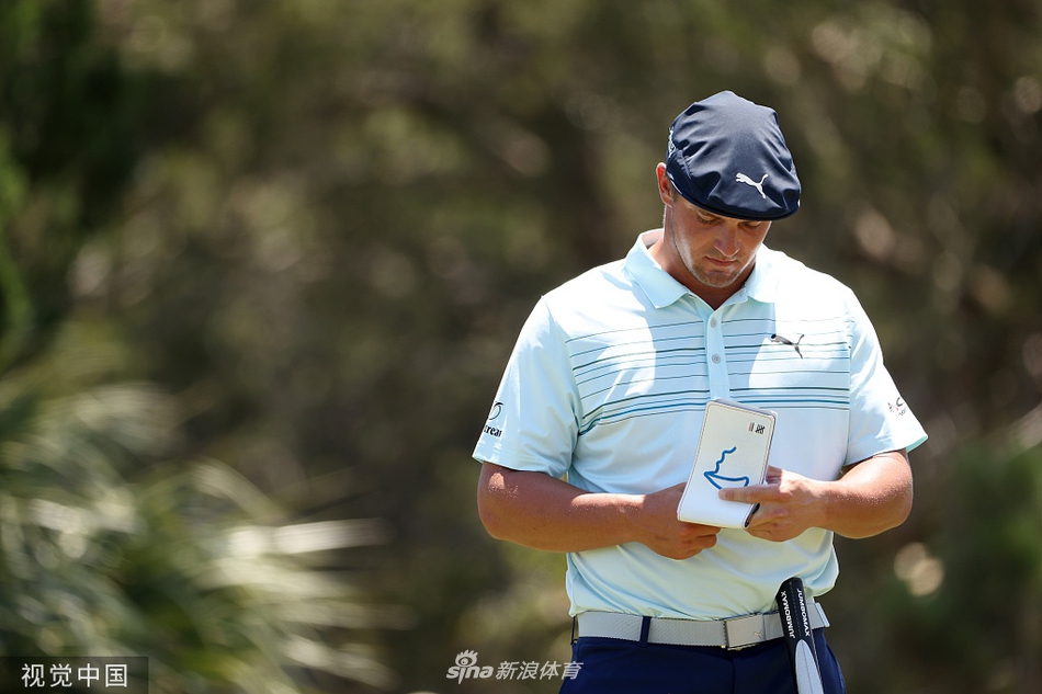 米克尔森在球道上大步向前,身后是追随着他的激情球迷海洋