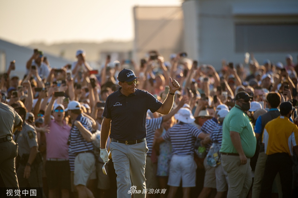 米克尔森在兄弟蒂姆的保护下于人群中艰难穿行,周围全是高举手机记录历史的球迷。