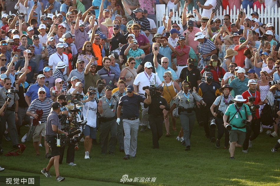 一位年轻球迷突破重围,成功触碰到偶像的肩膀,脸上写满了无比的兴奋与满足。