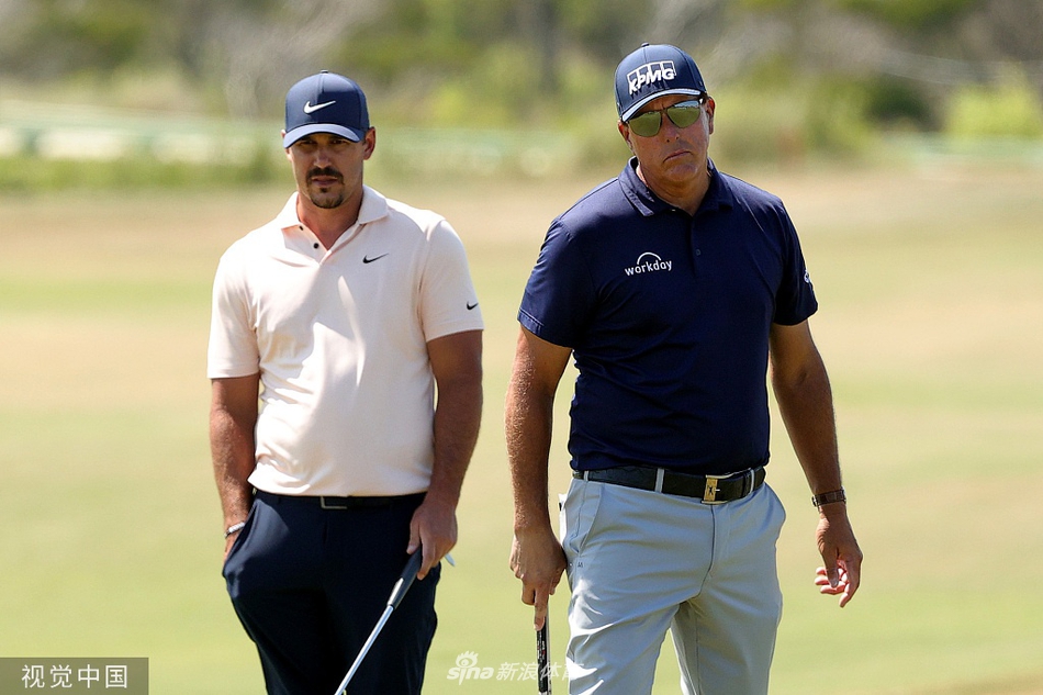 米克尔森在第十八洞果岭沉稳推杆,目光如炬锁定冠军