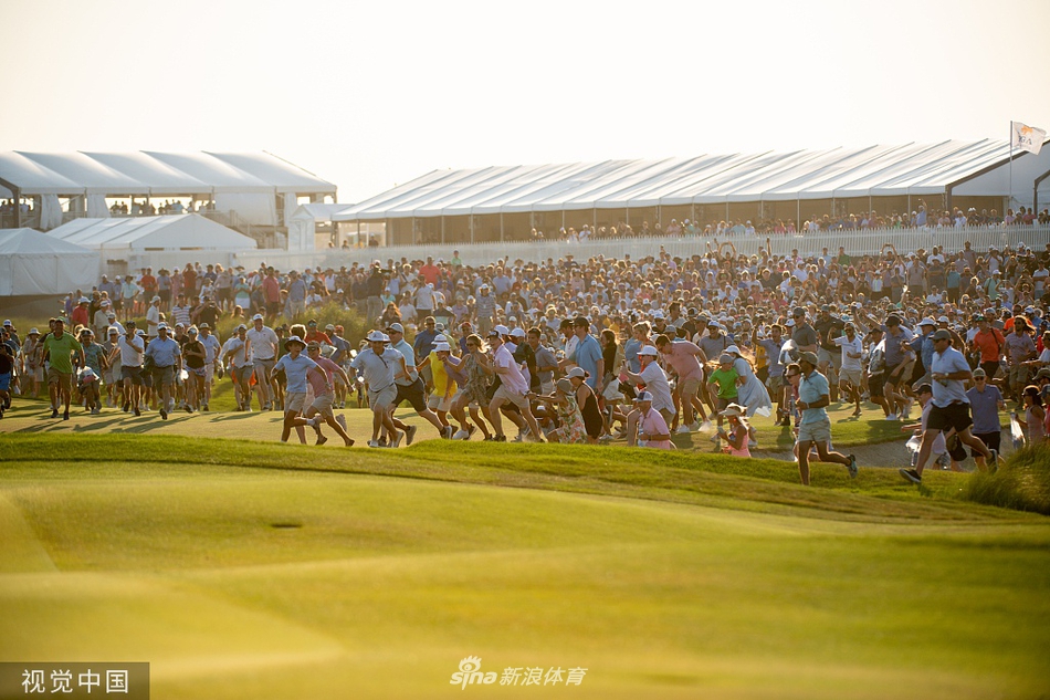 汹涌的人潮从四面八方涌上果岭,形成一股以米克尔森为中心的褐色洪流,场面极其震撼。