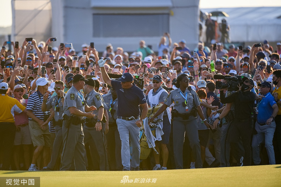 从高处俯瞰,人群在果岭上汇聚成一个巨大的旋涡,中心的米克尔森显得渺小而耀眼。