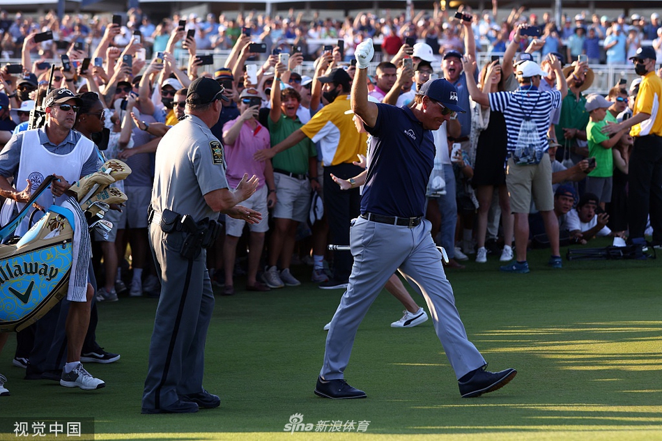 特写镜头下,米克尔森与兄弟蒂姆对视而笑,尽管身处混乱中心,眼中却闪烁着胜利的光芒。
