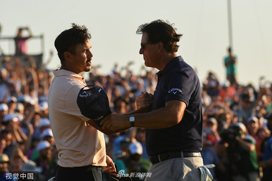 夺冠后,米克尔森与兄弟兼球童蒂姆紧紧拥抱,两人脸上洋溢着纯粹的喜悦与激动。