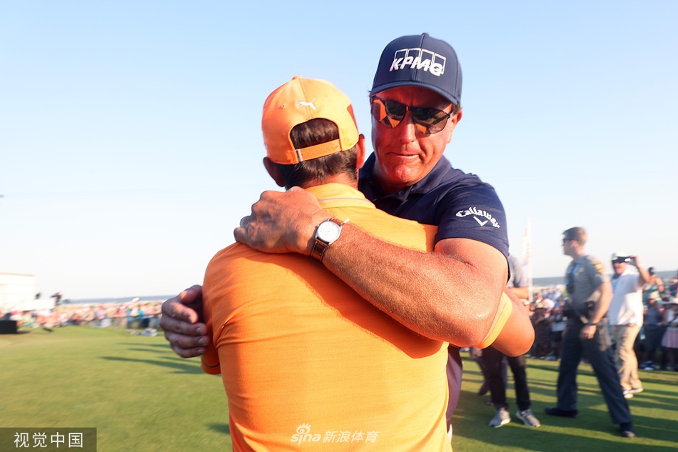 米克尔森面向欢呼的观众张开双臂,接受山呼海啸般的致敬,他是这一刻当之无愧的‘人民冠军’。