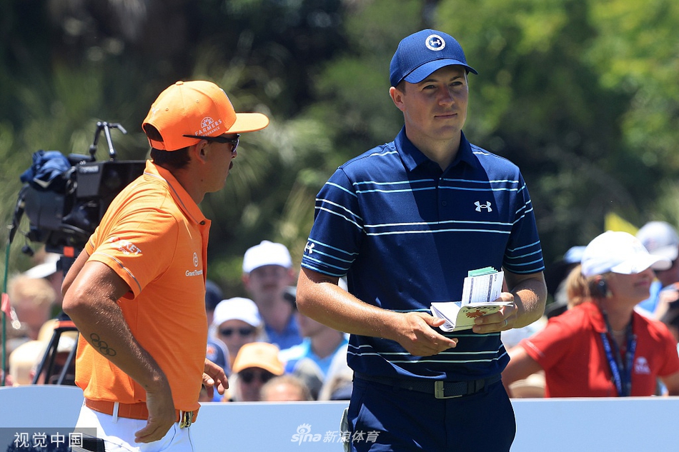 第十八洞开球前,米克尔森与科普卡并肩行走,冠军争夺战气氛凝重
