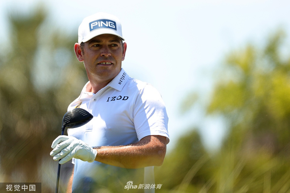 科普卡在长草中艰难救球,面露坚毅之色挑战球场难度