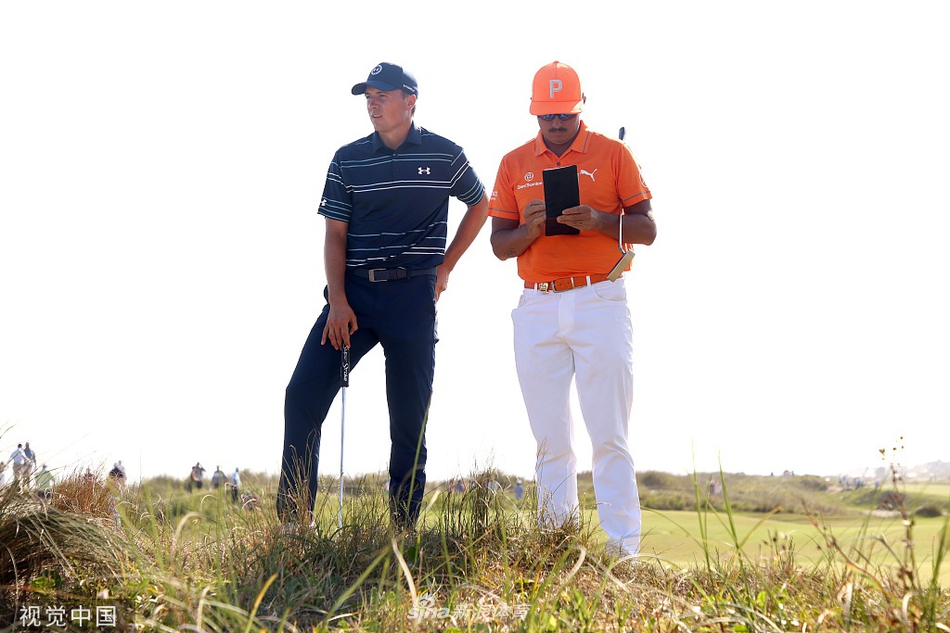 米克尔森向欢呼的观众挥手致意,脸上洋溢着难以置信的喜悦