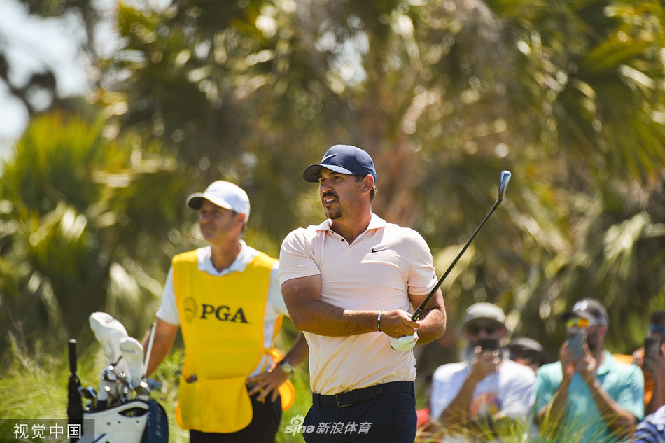 夕阳下,米克尔森手捧奖杯剪影,为传奇一日画下完美句点