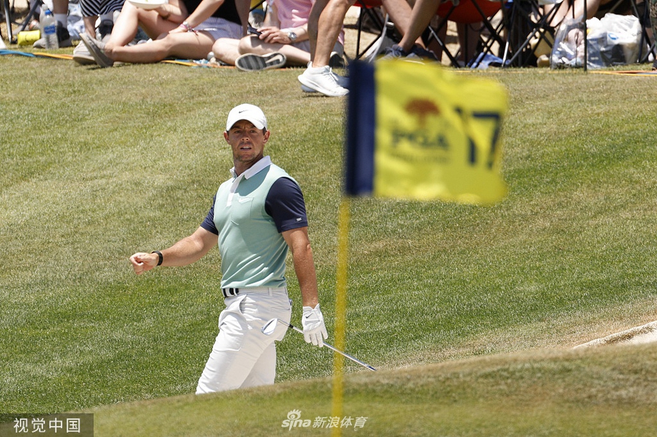 冠军米克尔森高举沃纳梅克奖杯,历史性时刻被镜头永恒定格