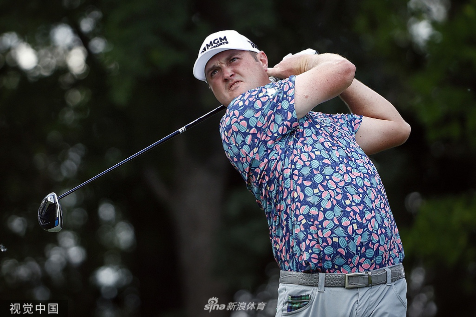 冠军奖杯静静陈列在阳光下,等待着最终胜利者的捧起,熠熠生辉。