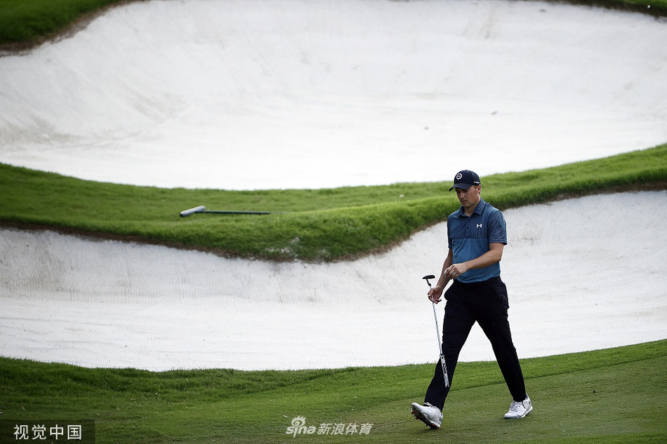 观众围聚在果岭周围,屏息观看球员推杆,赛场气氛紧张而热烈。