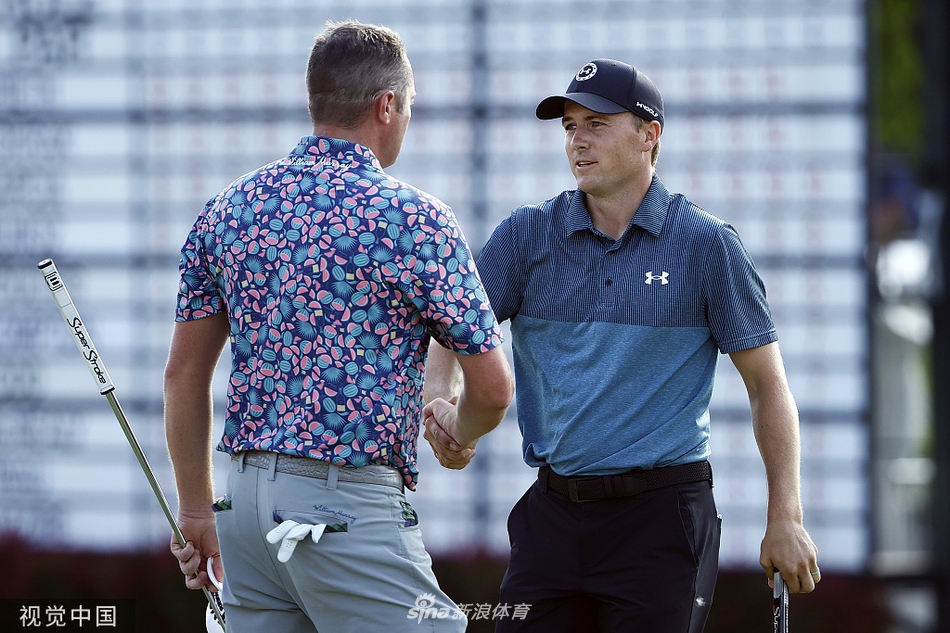 乔丹·斯皮思在第三轮比赛中全神贯注,凝视球道,计算最佳击球路线。