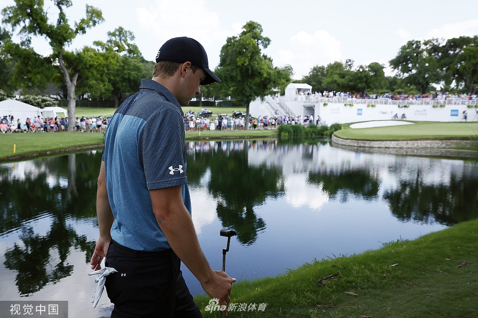 斯皮思完成一记漂亮推杆后,小球滚向洞杯,他充满期待地抬头凝望。