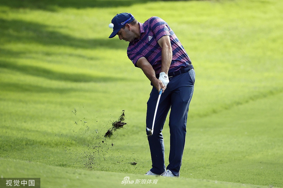 夕阳下,球员穿过球场桥梁,身影与古老球场融为一体,意境悠远。