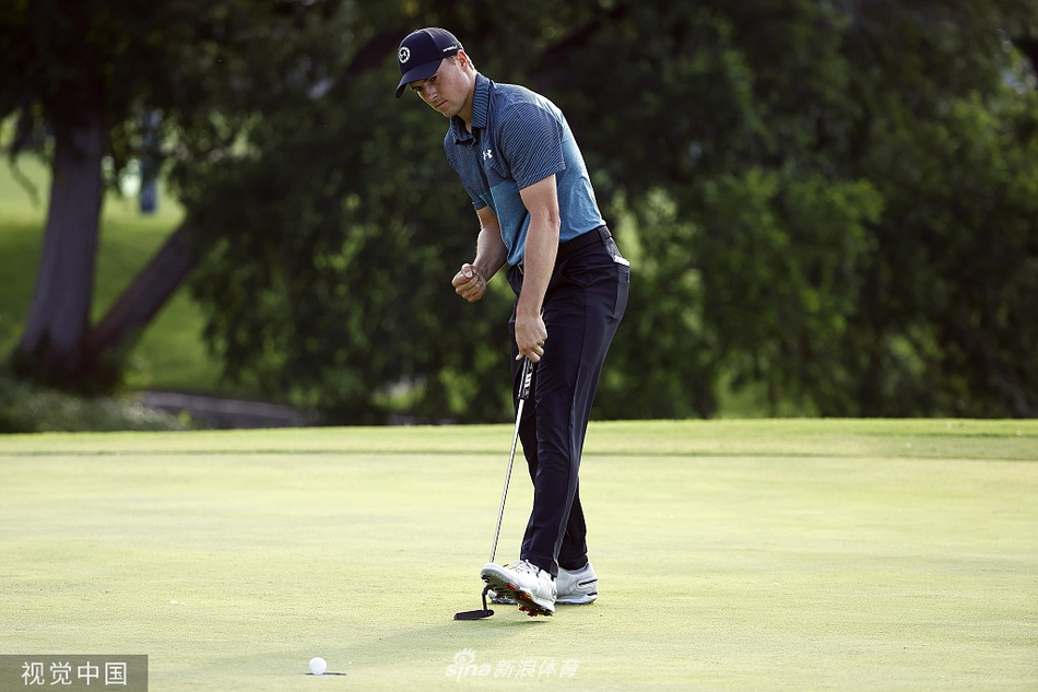 简森·科克拉克大力开球,身体充分扭转,球杆划破空气瞬间。