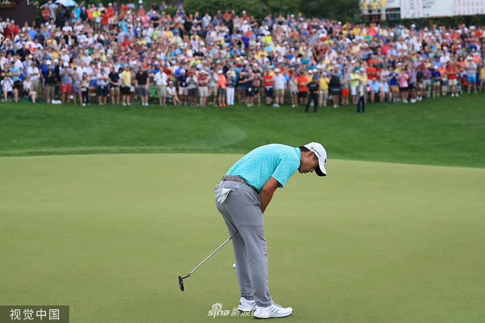 科林·森川在延长赛推失关键一杆后，神情落寞地低下头，帽檐遮住了他的表情，充满了与冠军擦肩而过的遗憾。