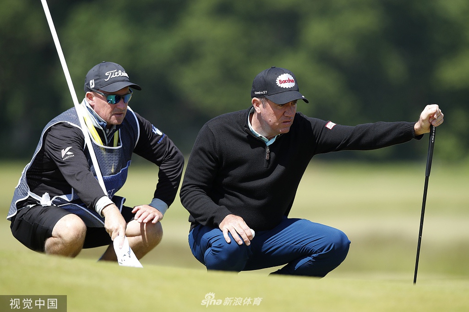 球员在果岭上仔细推敲推杆线路，决胜时刻每杆都至关重要