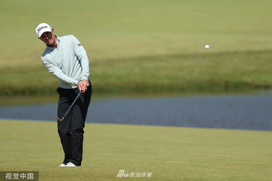 比赛场边热情的观众聚集，为选手们的精彩表现鼓掌喝彩