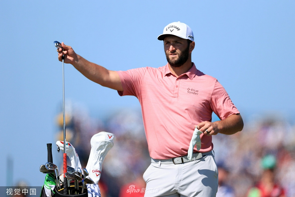 路易斯·乌修仁在球道上全力挥杆，白衣身影在绿茵场上划出有力弧线