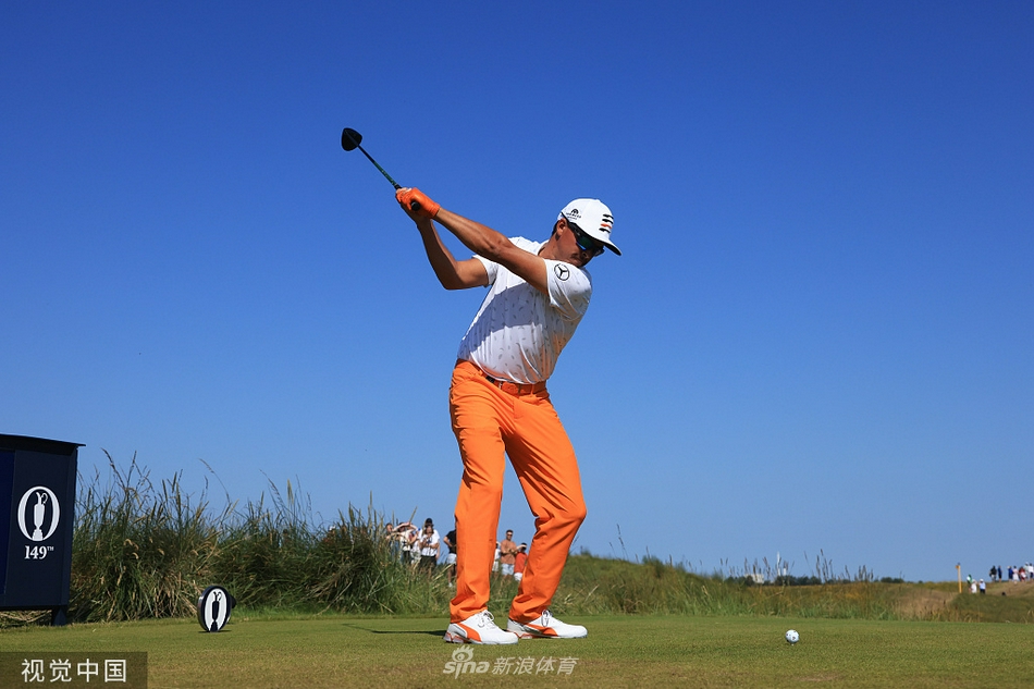 皇家圣乔治球场全景，观众如潮水般聚集在沙丘之上观看比赛