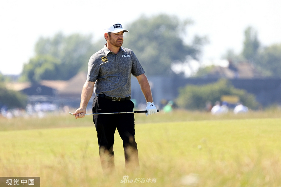 乔丹·斯皮思在决赛轮中聚精会神地研判果岭推杆线路