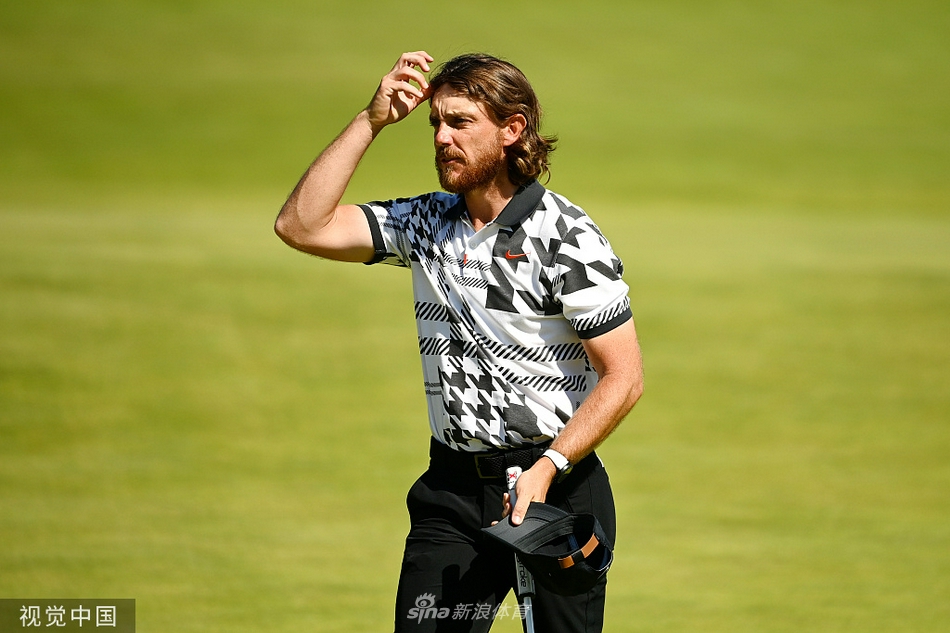 琼·拉姆向热情的支持者挥手致意，展现球星与球迷之间的动人互动