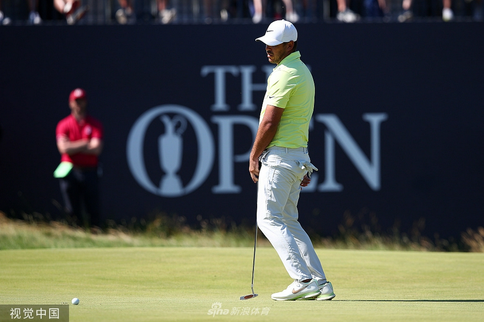 布鲁克斯·科普卡在决赛轮中专注推击，表情沉着坚定