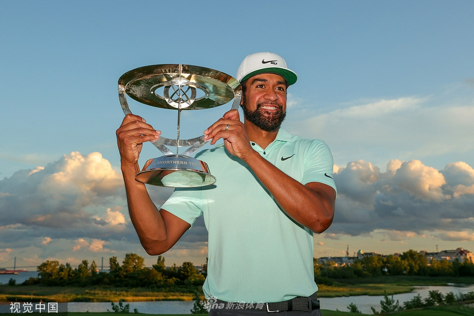 弗诺凝视冠军奖杯，眼中闪烁着如释重负与梦想成真的泪光