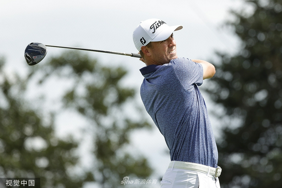 弗诺面带微笑向现场观众致意，感谢他们一路的支持与欢呼