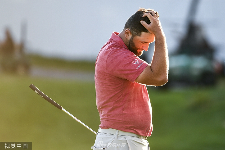 弗诺与对手卡梅隆·史密斯在延长赛中并肩行走，气氛紧张而凝重