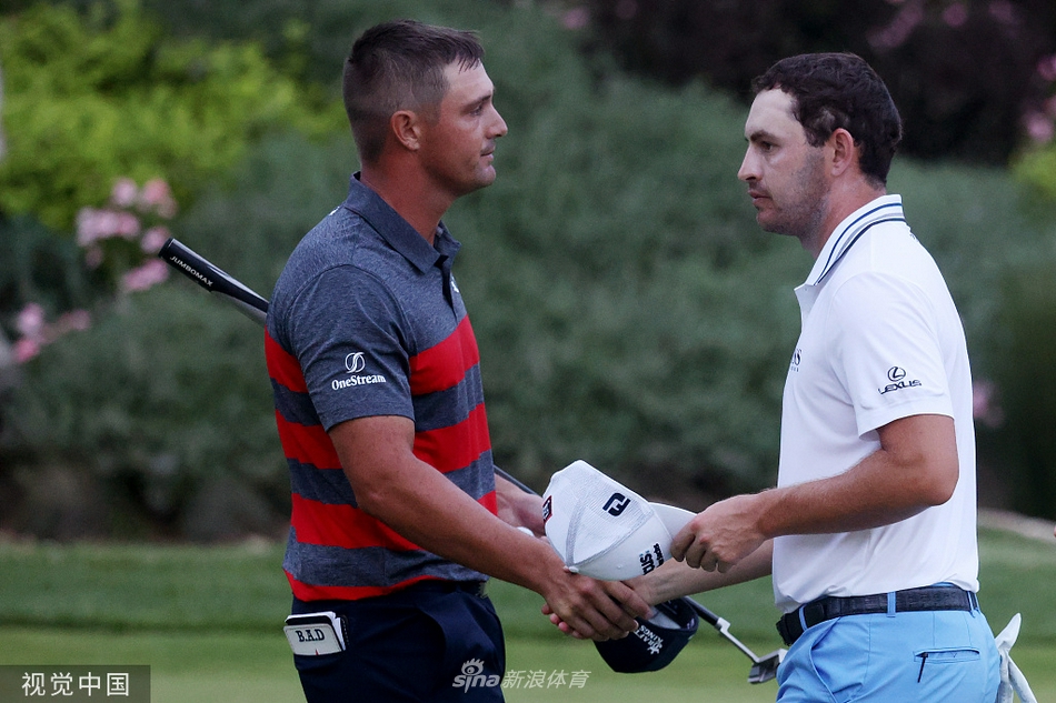 坎特利与德尚博在果岭上握手，竞技的硝烟散去后留下英雄相惜的瞬间