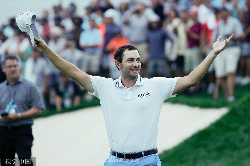 德尚博在关键时刻推杆未进，面露遗憾与难以置信的神情