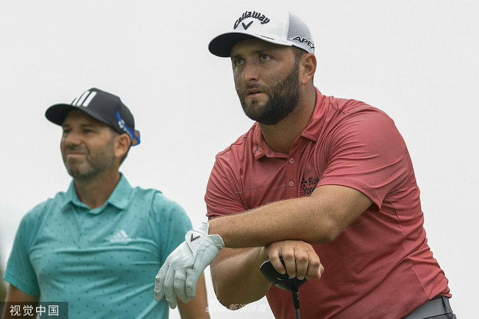 达斯汀·约翰逊开球瞬间，身体完全扭转凝聚所有力量，动作充满爆发力