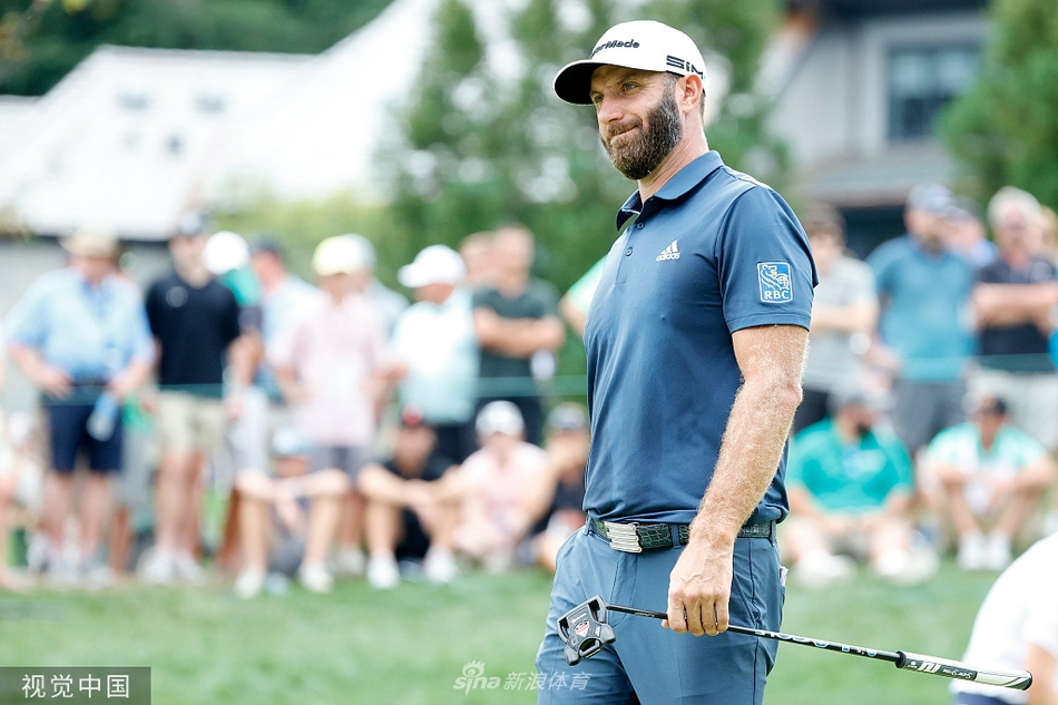 麦克罗伊在球道上全力挥杆，肌肉线条凸显出顶级运动员的力量与美感