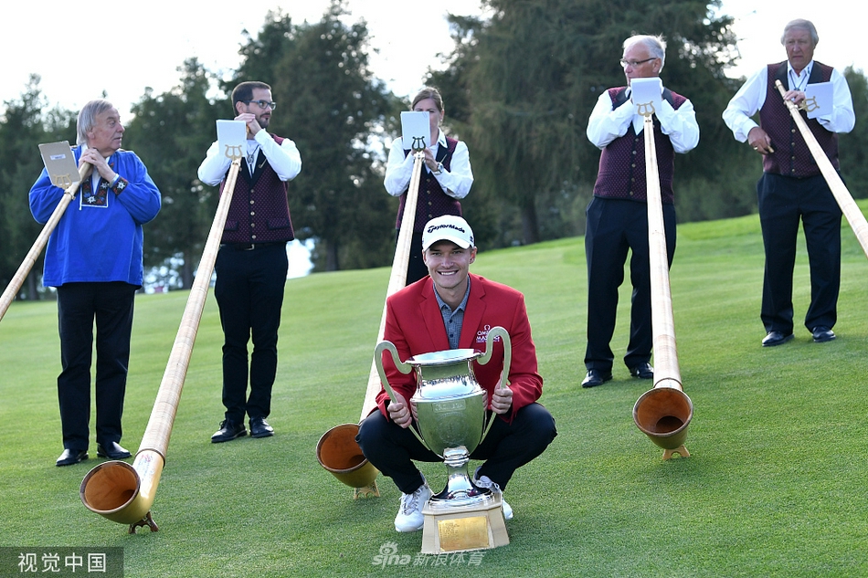 拉斯穆斯·海格在第十八洞果岭沉着推入制胜小鸟推后,紧握拳头激情庆祝。