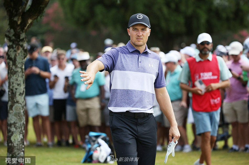 决赛轮颁奖典礼全景，坎特利被掌声与彩带包围，东湖俱乐部的夜空因这场盛事而被点亮。