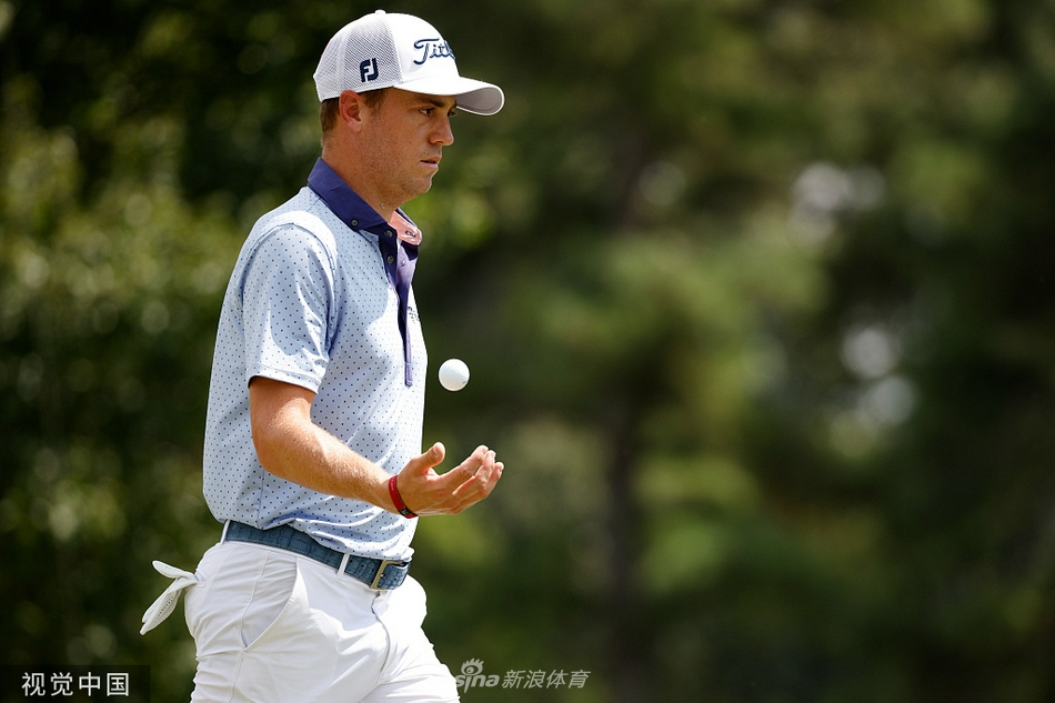 坎特利与家人深情拥抱，胜利的喜悦与亲情的温暖在此刻交融，场面感人至深。