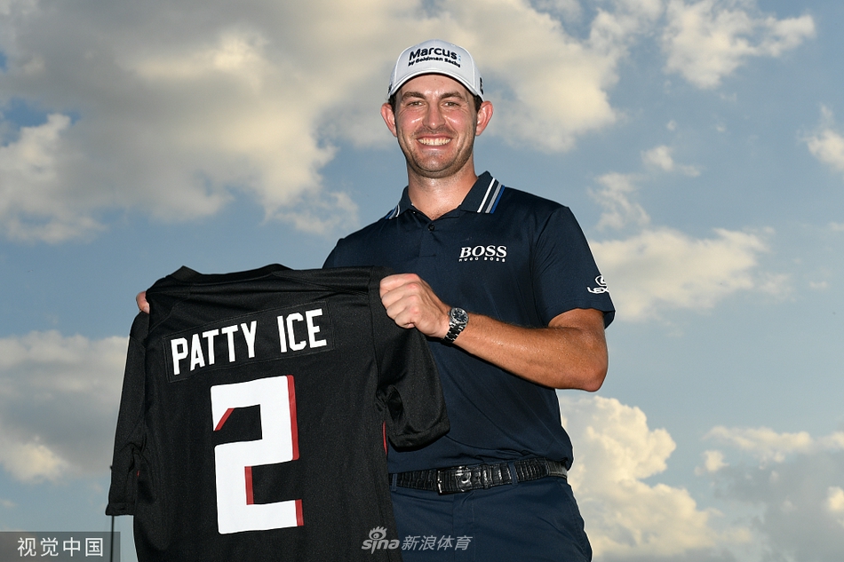 坎特利在第十八洞果岭举起双臂庆祝胜利，背景是欢呼的观众和绚烂的夕阳，画面充满荣耀感。