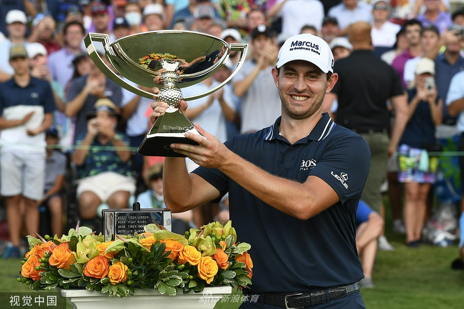 帕特里克·坎特利凝视冠军奖杯，眼神中充满专注与渴望，奖杯的光芒映照着他坚毅的面庞。