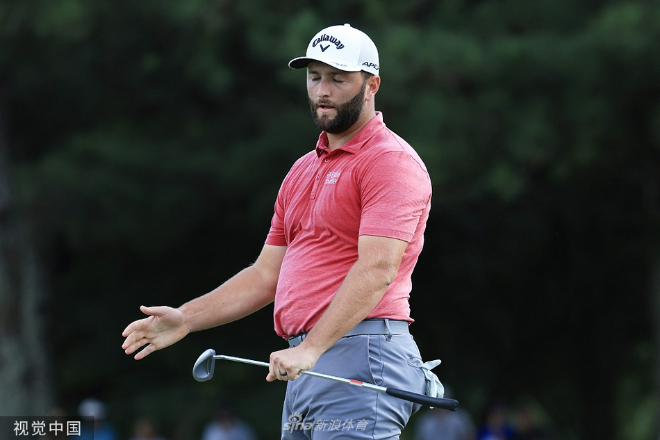 坎特利在球道上优雅挥杆，身体完全舒展，动作如教科书般标准，阳光勾勒出他完美的击球姿态。