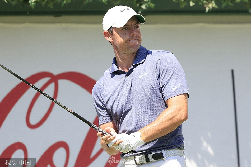 拉姆在沙坑中成功救球后露出微笑，展现出即使在困境中也从容不迫的冠军心态。