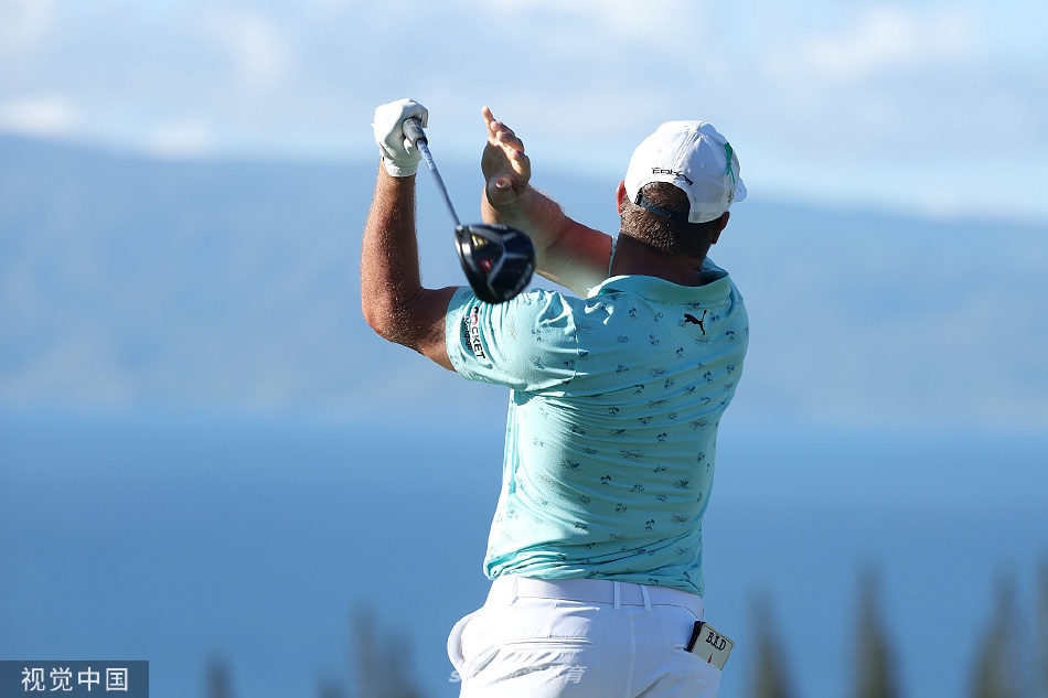 卡梅隆·史密斯推入关键一球后,握拳庆祝,脸上洋溢着自信的笑容