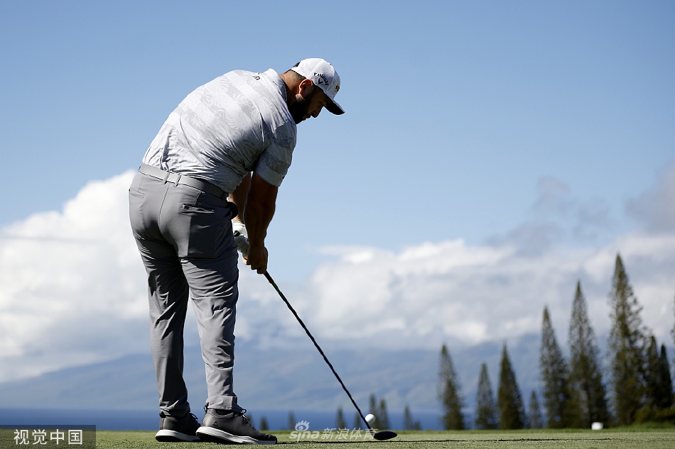 琼·拉姆全力挥杆，肌肉线条在夏威夷的强风中清晰可见