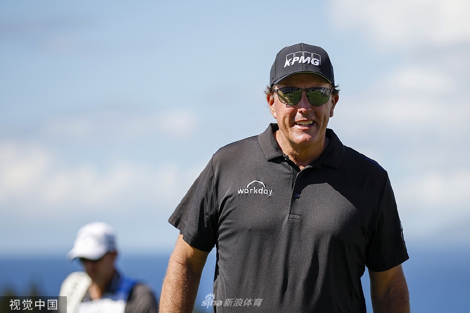 布莱森·德尚博在发球台进行他那力学计算般的独特准备动作