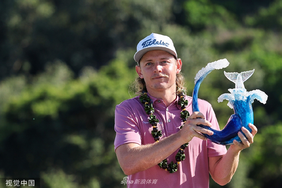 卡梅隆·史密斯在第十八洞果岭推入制胜一推后，振臂高呼，尽情释放胜利的激情与压力。